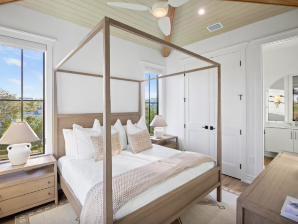 Custom Luxury Home 7 minute walk to beach and South Village